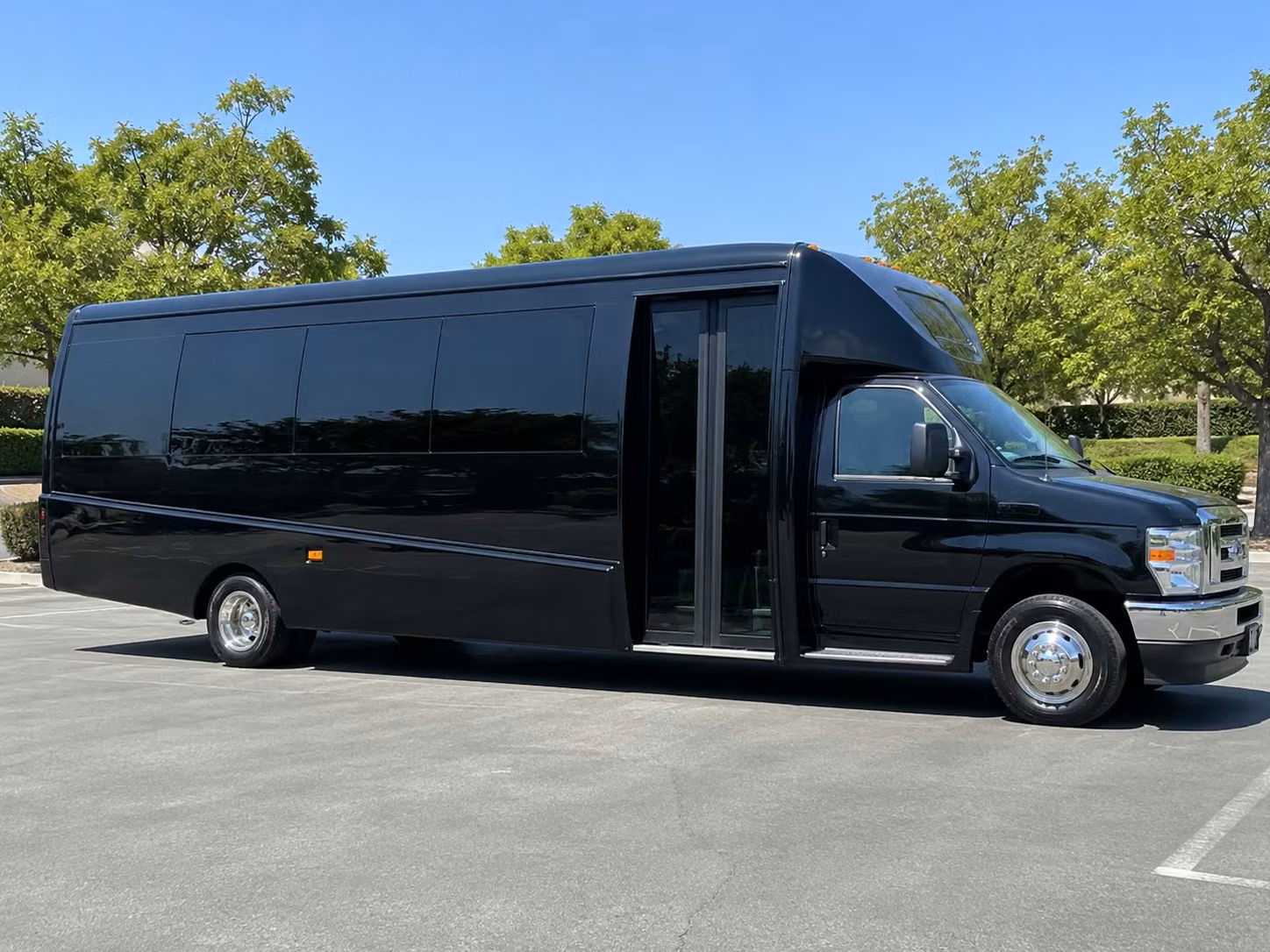 minibus rentals to pomona and san dimas area concert spots